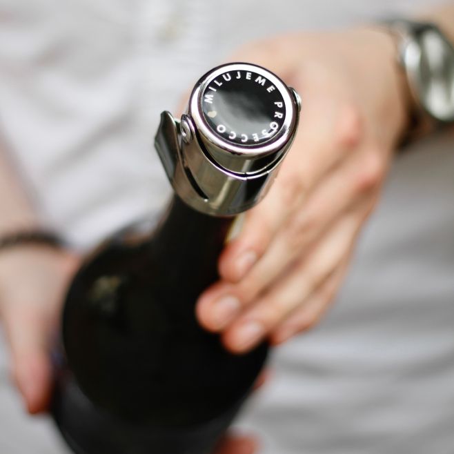 Advent je obdobie, kedy sa každý rád na chvíľu zastaví. Napríklad pri poháriku prosecca. Preto sme si na každú Adventnú...